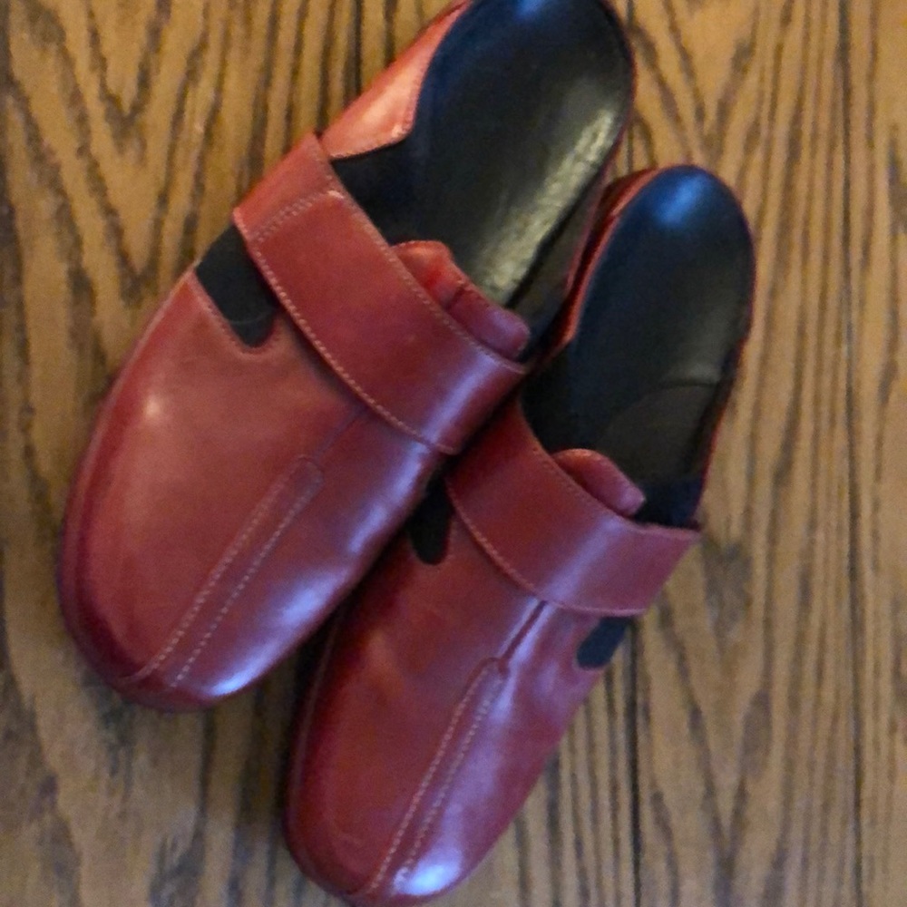 Immaculate Clark’s Mules size 8